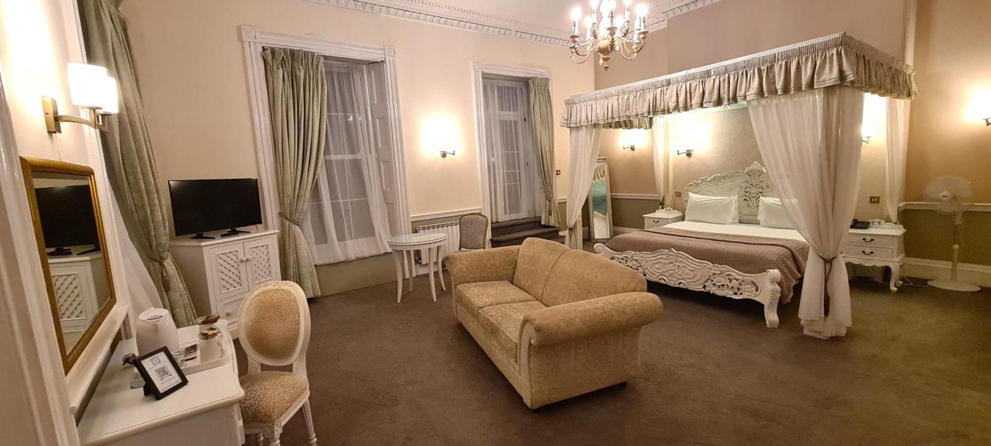 Manor Of Groves Hotel, Golf & Health Club Собриджуърт Екстериор снимка