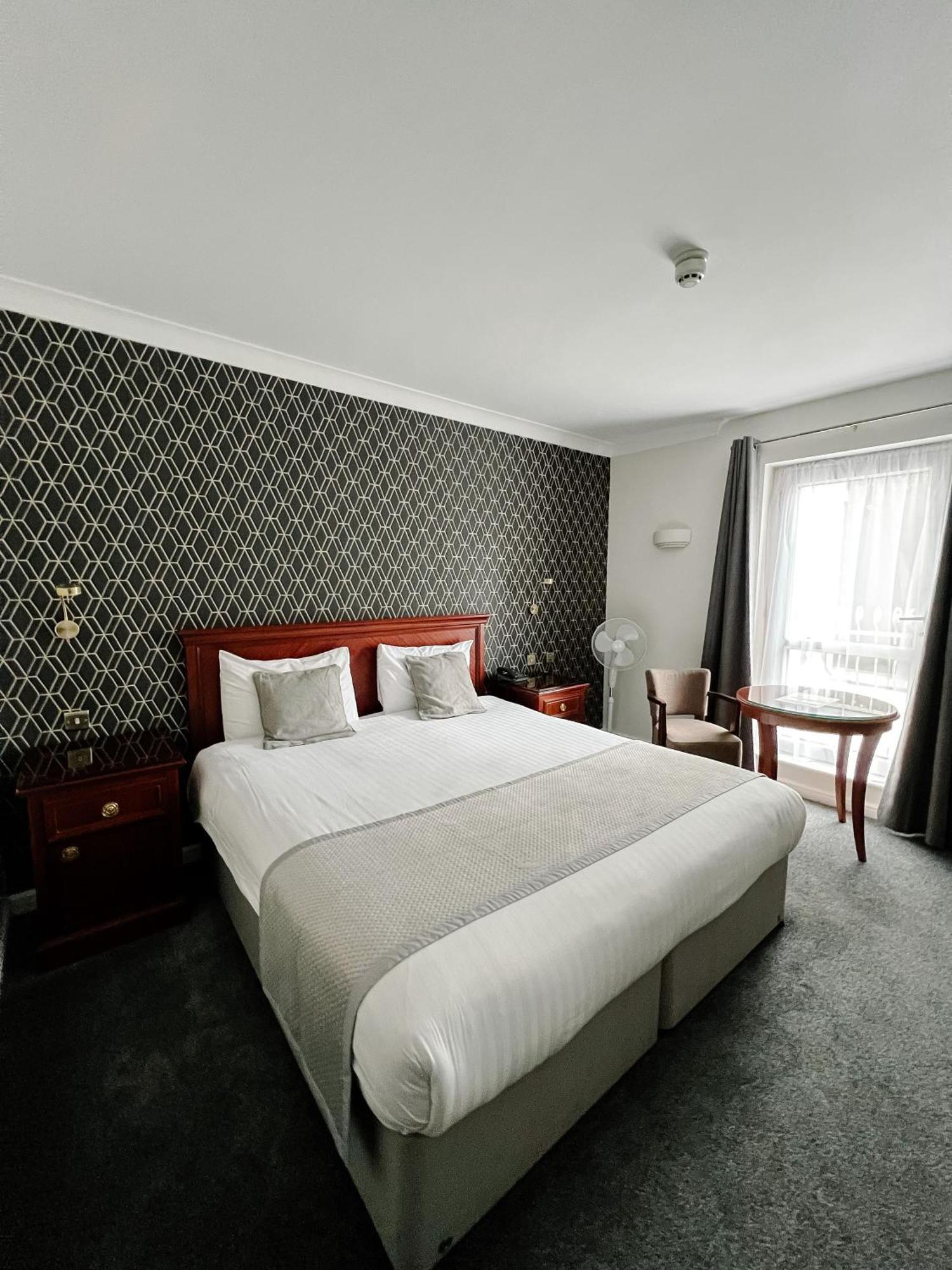 Manor Of Groves Hotel, Golf & Health Club Собриджуърт Екстериор снимка