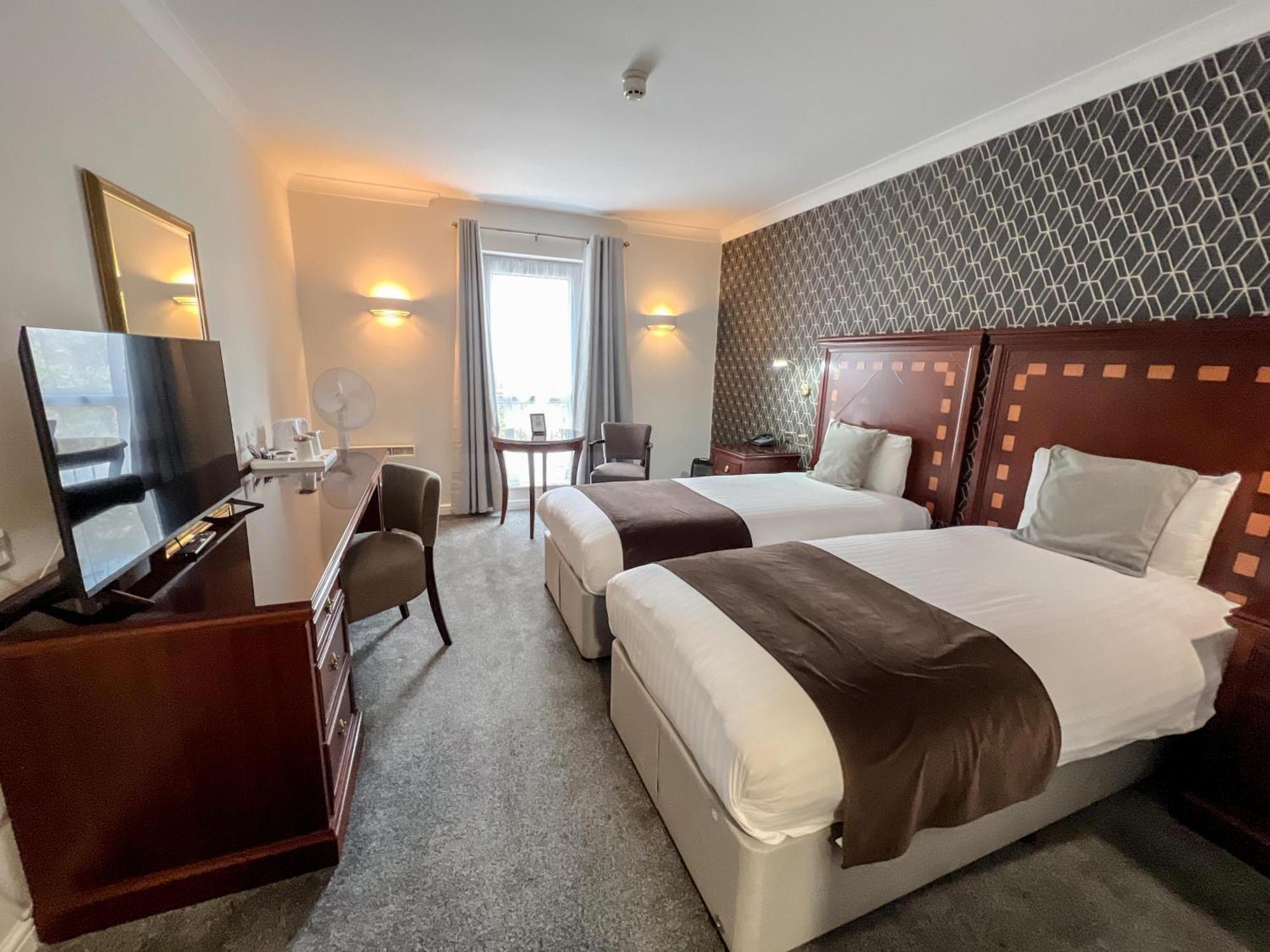 Manor Of Groves Hotel, Golf & Health Club Собриджуърт Екстериор снимка